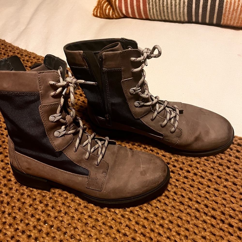 Sorel Wonen Grey and Black Lace-Up Side-Zip Combat Boots